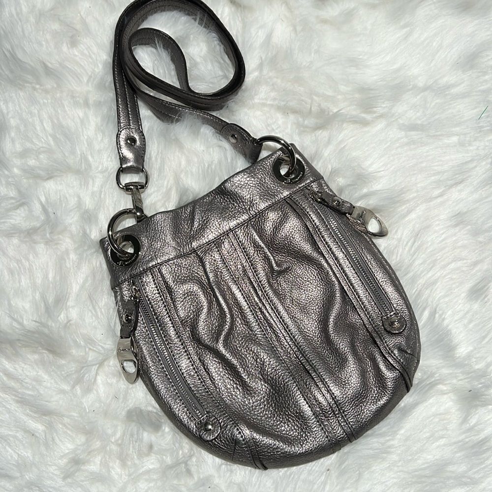 B MAKOWSKY SILVER METALLIC LEATHER CROSSBODY BAG PURSE B94
